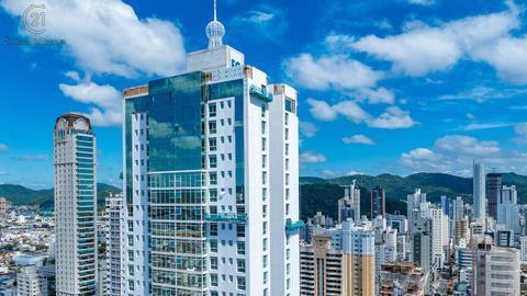 Vende-se apartamento em Balneário Camboriú de frente para o mar, permuta em apartamento em Londrina e Curitiba. 